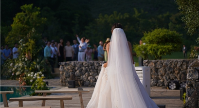 年轻人办起“碳中和婚礼”：全素食、拼车、买减排量